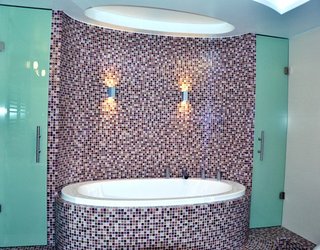 Мозаика в ванной комнате практична и элегантна