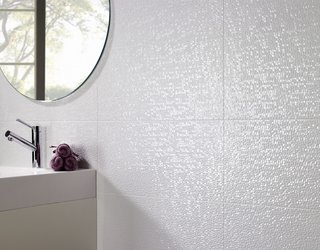 Белая мозаика в интерьере ванной комнаты