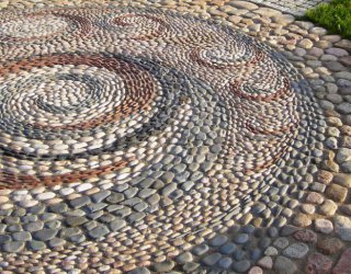 Как украсить садовый участок мозаикой из натурального камня