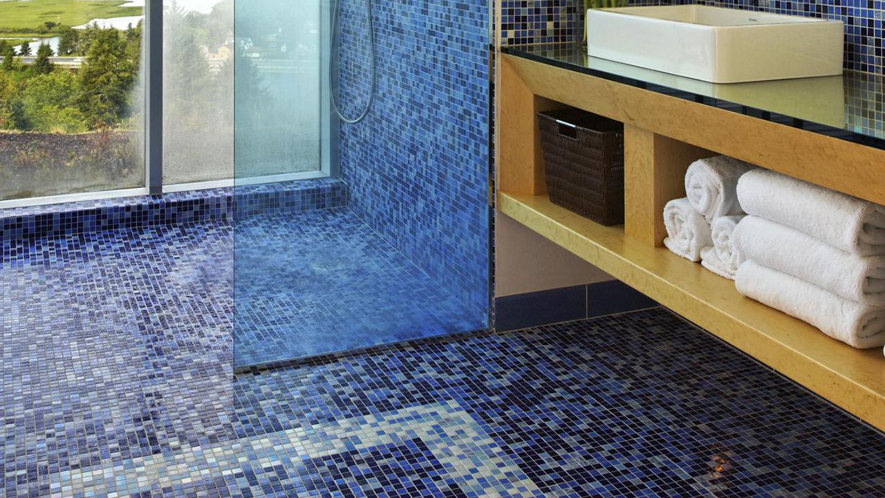 Напольные покрытия для ванной. Плитка Glass Mosaic. Напольная мозаика для ванной. Мозаика на полу в ванной. Mozayka dlya Polo v Vanoy.