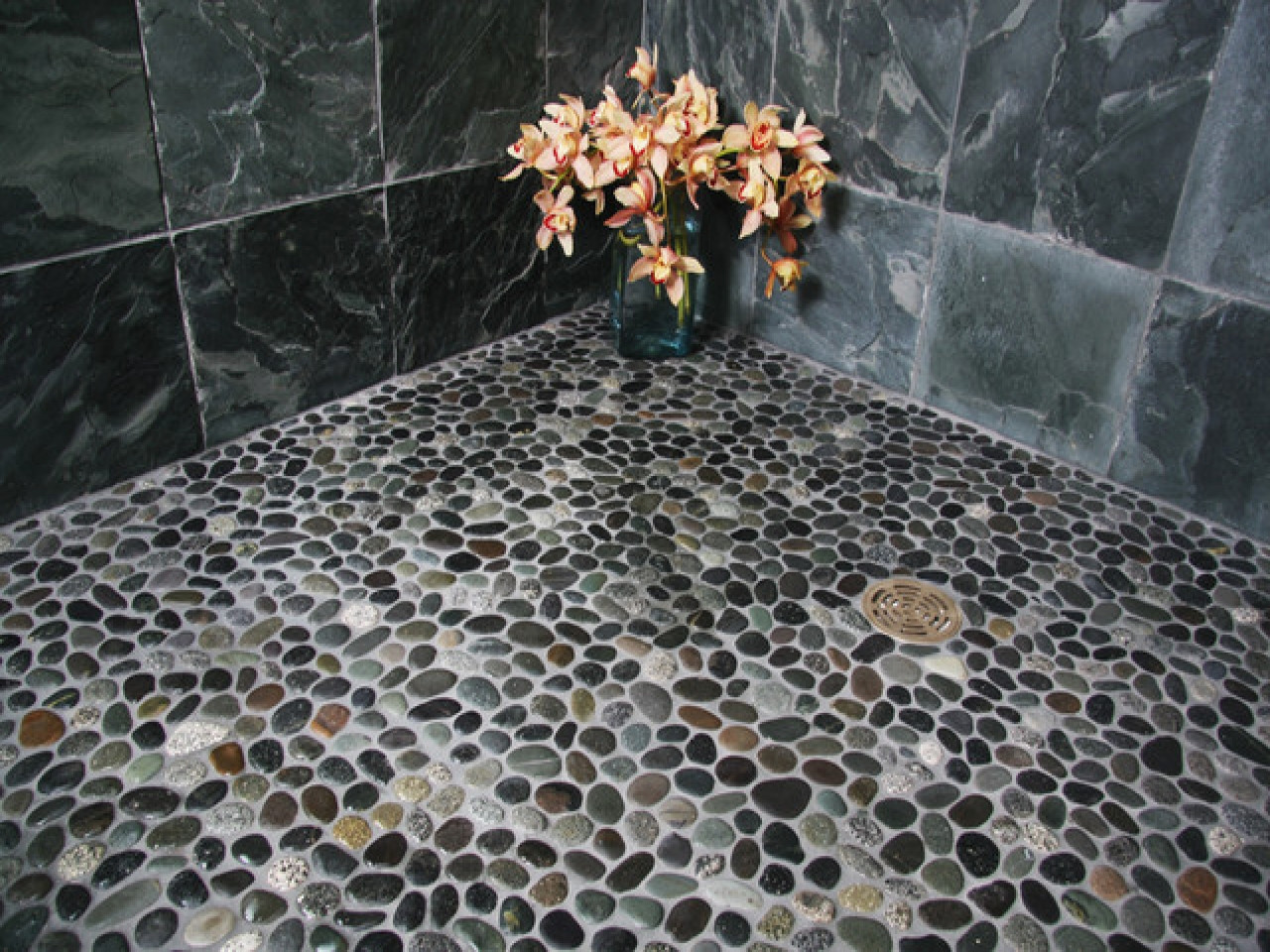 Мозаичный камень. Мозаика Tivoli из натурального камня. Плитка под гальку для ванной. Мозаика на пол. Мозаика из гальки.